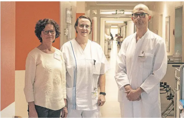  ?? FOTO: ARNULF STOFFEL ?? Veronika Hermann (links), Stefanie Christen und Oberarzt Curd-David Badrakhan gehören zum Team der Palliativs­tation.