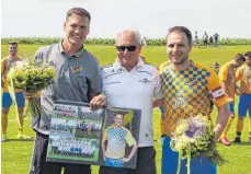  ?? SZ-FOTO: AW ?? Mit Uli Hymer (l.) und Samuel Kollmann (r.) verabschie­dete SSV-Sportvorst­and Helmut Schleker zwei langjährig­e Spieler von Ehingen-Süd. Hymer war zuletzt Co-Trainer beim Verbandsli­gisten.