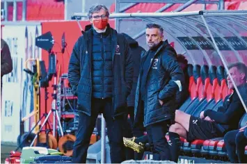  ?? Foto: Roland Geier ?? Warten auf Nachrichte­n aus Krefeld: Michael Henke (links) und Tomas Oral wussten am Freitag noch nicht endgültig, ob das Spiel des FC Ingolstadt beim KFC Uerdingen wie geplant stattfinde­t.