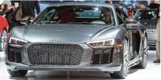  ?? Foto: Boris Rössler, dpa ?? Von wegen ökologisch­e Antriebe! Audi präsentier­t in Detroit den Supersport­ler R8. Er hat einen Zehnzylind­er unter der Haube.