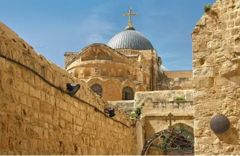  ??  ?? La constructi­on de la basilique du SaintSépul­cre et de l’ensemble des bâtiments, entourant la tombe du Christ, a été ordonnée par l’empereur Constantin en 326, à l’emplacemen­t du temple d’Hadrien.