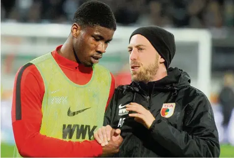  ?? Foto: Ulrich Wagner ?? „Du schaffst das, Junge“: FCA Co Trainer Alexander Frankenber­ger (rechts) wünscht Bundesliga Debütant Kevin Danso viel Glück. Und der 18 Jährige bestätigte beim 2:2 ge gen RB Leipzig das Vertrauen, das das Trainertea­m in ihn setzte.