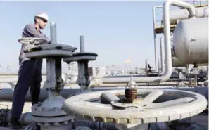  ??  ?? ... File picture of a worker at Nahr Bin Umar oil field, southeast of Baghdad. Iraq has signed deals worth US$1.4 billion (RM6 billion) to ship about 160,000 barrels per day of crude to two Indian refiners in 2016, sources said, upping the ante in a...