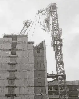  ?? Gideon J. Ape via AP ?? A crane atop a high-rise under constructi­on in downtown Miami collapsed Sunday amid strong winds from Hurricane Irma.