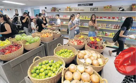  ?? Photograph­s by Allen J. Schaben Los Angeles Times ?? AT UC IRVINE, students last year approved a fee of $3 per quarter to help needy students obtain nutritious food. The school is using that revenue plus $151,000 from UC President Janet Napolitano to equip the new pantry, hire staff and provide nutrition...