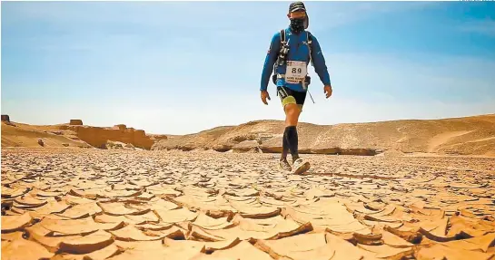  ??  ?? La carrera se desarrolla en condicione­s extremas en el desierto de Gobi, en China