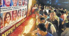  ?? PRATIK CHORGE/HT ?? People hold a candle light march to pay homage to the victims of Elphinston­e bridge stampede in Mumbai on Monday.