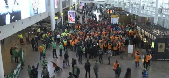  ?? FOTO PHOTO NEWS ?? De bonden hielden gisteren een solidarite­itsactie in de vertrekhal van Zaventem.