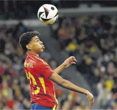  ?? Juan Medina / Reuters ?? Lamine Yamal cabecea el balón durante el España-Brasil del martes en el Bernabéu.