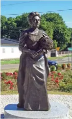  ??  ?? Statue of Elizabeth in Buk, Poland