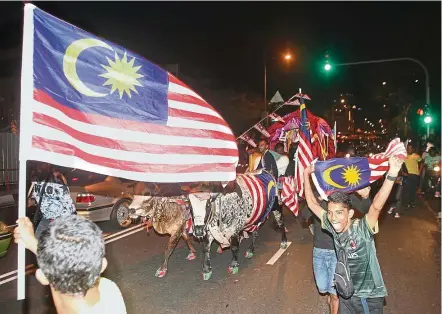  ??  ?? A group of teenagers celebratin­g a Merdeka eve in George Town. — Photos: Filepics