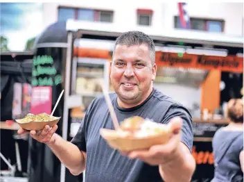  ?? FOTOS (3): STEPHAN KÖHLEN ?? Ein gutbürgerl­iches Highlight beim „Street Food“-Festival: Erhan Isikli (Die Bergziege - Spätzlemac­herei) serviert selbst gemachte Spätzle.