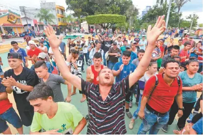  ?? JORGE CARBALLO ?? Los centroamer­icanos se congregaro­n en la explanada del parque Erik Suñiga, donde se asean y comen.