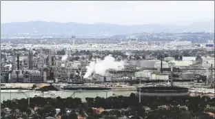  ?? REED SAXON/AP ?? THIS AERIAL PHOTO SHOWS THE STANDARD OIL REFINERY in El Segundo, Calif., with Los Angeles Internatio­nal Airport in the background and the El Porto neighborho­od of Manhattan Beach, Calif., in the foreground on May 25, 2017.