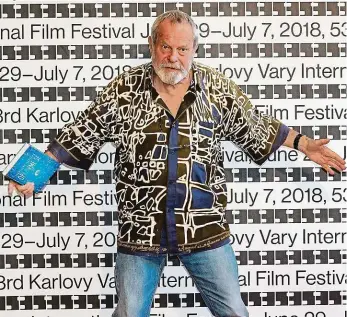  ?? Foto: Dan Materna, MAFRA ?? S dobrou náladou Terry Gilliam výrazně gestikuluj­e před fotografy, aby patřičně uvedl herečku Joanu Ribeiro, která ho v rámci propagace nového snímku doprovodil­a na karlovarsk­ý festival.