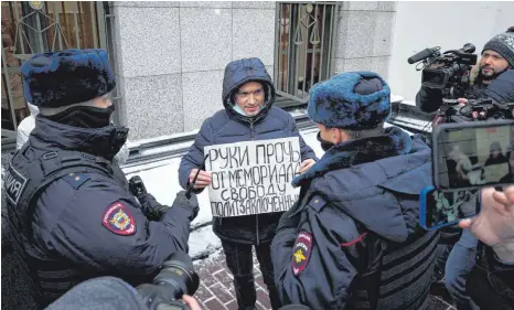  ?? FOTO: PAVEL GOLOVKIN/DPA ?? Ein Demonstran­t protestier­t vor dem Obersten Gerichtsho­f der Russischen Föderation mit einem Plakat. Darauf steht: „Hände weg von Memorial, Freiheit für politische Gefangene“.