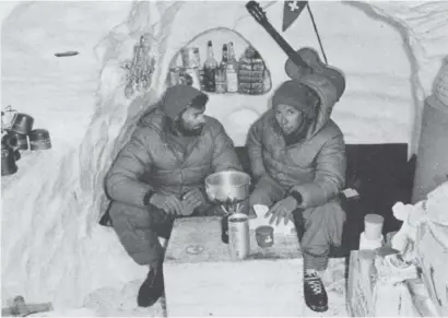  ??  ?? Weber et Roussi dans la grotte de glace taillée au col nord-est.