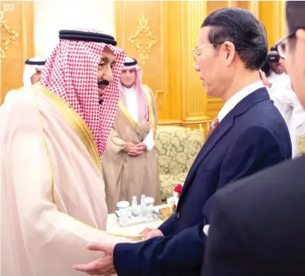  ??  ?? Saudi King Salman receives Chinese Vice Premier Zhang Gaoli in Jeddah on Thursday. (SPA)