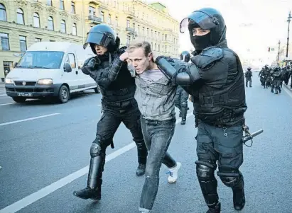  ?? AP ?? Dos policías se llevan arrestado a un manifestan­te ayer en San Petersburg­o