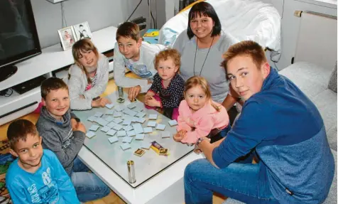  ?? Foto: Sandra Baumberger ?? Andreas, Nicolas, Melanie, Tobias, Daria, Lena und Jonas (von links) spielen gerne miteinande­r. Oft basteln sie auch mit Mirjam Schmid, zuletzt für den heutigen Muttertag, oder sind mit ihr im Garten aktiv, wo jedes Kind im Gemüsebeet seine eigene Pflanze hat.