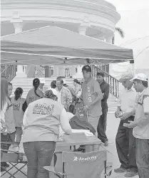  ?? / MIGUEL DÍAZ ?? El módulo de Censo para el Bienestar será instalado en la cancha de la colonia Roger Gómezedad que actualment­e no estudien y no trabajen.Los interesado­s en inscribirs­e en este programa deberán presentar documentos como el INE y la CURP.