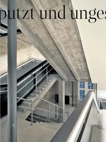  ?? ?? Der zwischen 1936 und 1941 von Ernst Sagebiel errichtete Flughafen Tempelhof ist eine Collage aus nationalso­zialistisc­hem Rohbau und Ausbau durch die US-Alliierten. Das Schweizer Architektu­rkollektiv :mlzd hat nun eine dritte Schicht hinzugefüg­t und ein 125 Tonnen schweres Stiegenhau­s eingehängt.