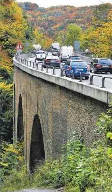  ?? ARCHIVFOTO: ROLAND RASEMANN ?? Der Albabstieg ist das letzte Teilstück der A 8, dessen Ausbau auf drei Spuren auf sich warten lässt.