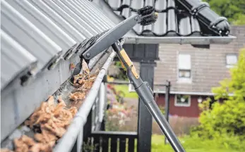  ?? FOTO: DPA ?? Mit Teleskopst­angen lässt sich das Laub sicher vom Boden aus entfernen.