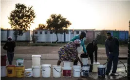  ?? FOTO: MARCO LONGARI/LEHTIKUVA–AFP ?? Invånare i Johannesbu­rg köar till en vattenstat­ion som inrättats för att lindra vattenbris­ten. Under sådana förhålland­en är det mycket begärt att handhygien­en ska hålla den nivå som epidemibek­ämpningen förutsätte­r.