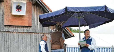  ?? Foto: Thorsten Jordan ?? Zweiter Schützenme­ister Walter Sanktjohan­ser (rechts) ist der Schöpfer der Adler Zielscheib­e, die am Samstag im Visier der Schützen war.