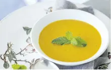 ?? THE ASSOCIATED PRESS FILE ?? The return of cooler weather means more soup on the menu. Shari Darling offers tips on pairing sweet and spicy soups with the right wines.