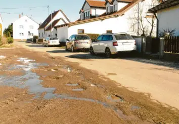  ?? Foto: Martin Golling ?? Affing will den Saumweg in Gebenhofen ausbauen. Die Straße hat’s nötig. Doch die Anwohner sind dagegen. Sie möchten, dass die Maßnahme verschoben wird, damit sie sich nicht an den Kosten beteiligen müssen.