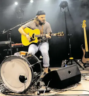  ?? Foto: Andreas Brücken ?? Hinter der großen Standtromm­el gab Mighty-Oaks-Sänger Ian Hooper den Takt vor. Gemeinsam mit seinen Kollegen Claudio Donzelli und Graig Saunders spielte er zur Eröffnung des Obstwiesen­festvals in Dornstadt.