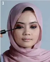  ??  ?? 5. PEMERAH pipi dilayangka­n pada tulang pipi menjadikan
senyuman lebih menawan.
6. SAPUAN gincu untuk
bibir kekal menggoda.