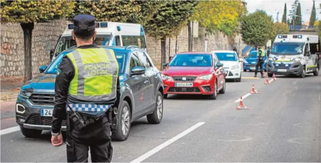  ?? PEPE MARÍN ?? La Policía Local de Granada controla el acceso a la capital por las restriccio­nes del coronaviru­s