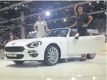  ??  ?? Fiat 124. Uno de los vehículos más atractivos de la muestra. Está desarrolla­do sobre la base del Mazda MX-5 y podría llegar a la Argentina el año que viene.