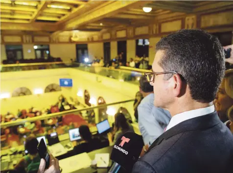  ??  ?? ATENTO A LO QUE DICEN. Mientras Rivera Schatz consumía su turno en el “floor”, donde no faltaron los insultos a la prensa, Pierluisi escuchaba atento desde el palco. De hecho, la minoría popular censuró el que se presentara al Hemiciclo en pleno debate. tonito.zayas@gfrmedia.com