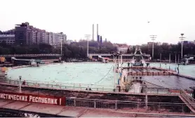  ??  ?? —A 1980 image of the swimming pool in lieu of the Palace of the Soviets that was never built
