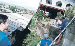  ?? FOTO: EFRAÍN SALGADO ?? El muro cedió y quedó muy cerca de las aulas. Personal de Idecoas y del Codem acudieron a realizar la evaluación de los daños.