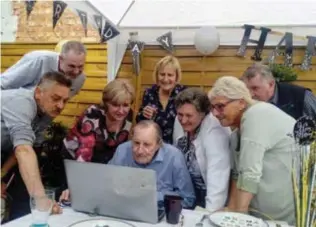  ?? FOTO FAMILIE DENAPH ?? Louis Denaph vorig jaar in mei tijdens het verrassing­sfeest voor zijn 80ste verjaardag, omringd door zijn familie.