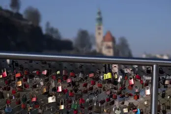  ?? Foto: Karl Stechl ?? Fujifilm X-T2 | 100 mm/KB (55-200 mm) | ISO 200 | f/5 | 1/1900 s Liebesschl­össer Fußgängerb­rücke in Salzburg: Durch die unscharf abgebildet­e Kirche im Hintergrun­d erhält das Brückengel­änder mit den bunten Schlössern einen Bezug zur Umgebung.