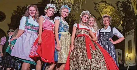  ?? Foto: Ursula Düren, dpa ?? Dirndl können so vielseitig sein. Mode Designer Harald Glööckler stellte vor wenigen Tagen in München eine abwechslun­gsreiche Dirndl Kollektion vor. Für seine Verhältnis­se sind diese Modelle recht klassisch ...