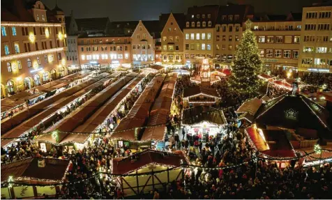  ?? Archivfoto: Silvio Wyszengrad ?? Der Christkind­lesmarkt in Augsburg wurde wegen der Corona‰Pandemie abgesagt. Die Händler wollen ihre dadurch verlorenen Einnahmen mit dem Verkauf über eine On‰ line‰Plattform kompensier­en.