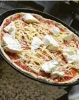  ?? Foto: dpa ?? Auch auf der Pizza kommt Mozzarella oft zum Einsatz.