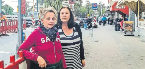  ?? RP-FOTO: HIW ?? Blumenhänd­lerin Renate Hoesen und die Besitzerin des Photostübc­hens Brigitte Mockel (v.l.) fühlen sich im Stich gelassen.