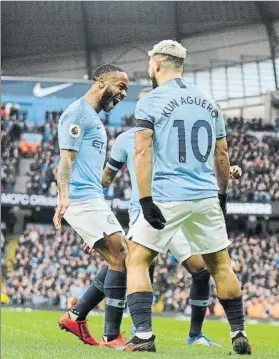  ?? FOTO: AP ?? Sterling y Agüero enloquecen ante uno de los tantos del City al Chelsea