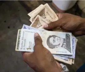  ?? Epa ?? De Venezolaan­se bolivar lijdt al langer onder de hyperinfla­tie.