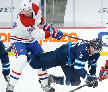  ?? PHOTO AFP ?? Une fois de plus, Corey Perry a déployé beaucoup d’ardeur dans le premier match contre les Jets, hier soir. L’attaquant des Jets Mark Scheifele a pu le constater.