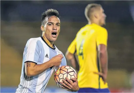  ?? REUTERS ?? Con el alma gritó este gol Lautaro. Fue el empate, en la última jugada ante Brasil, que mantuvo con chances a Argentina.