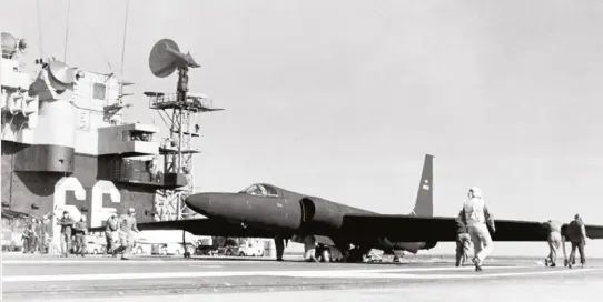  ?? © US Navy ?? Un U-2 sur le pont du porte-avions America.